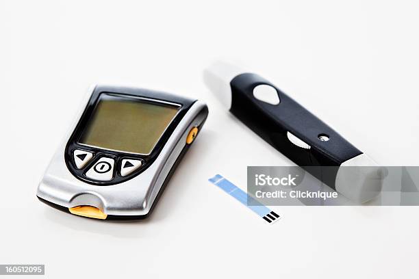당뇨병 글루코미터는 혈액의 혈당 수준을 테스트 키트 당뇨병에 대한 스톡 사진 및 기타 이미지 - 당뇨병, 과학 실험, 흰색 배경