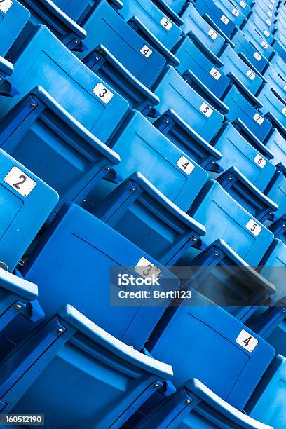 Azul Doblado Licencias En Un Estadio Foto de stock y más banco de imágenes de Acontecimiento - Acontecimiento, Aire libre, Arreglar