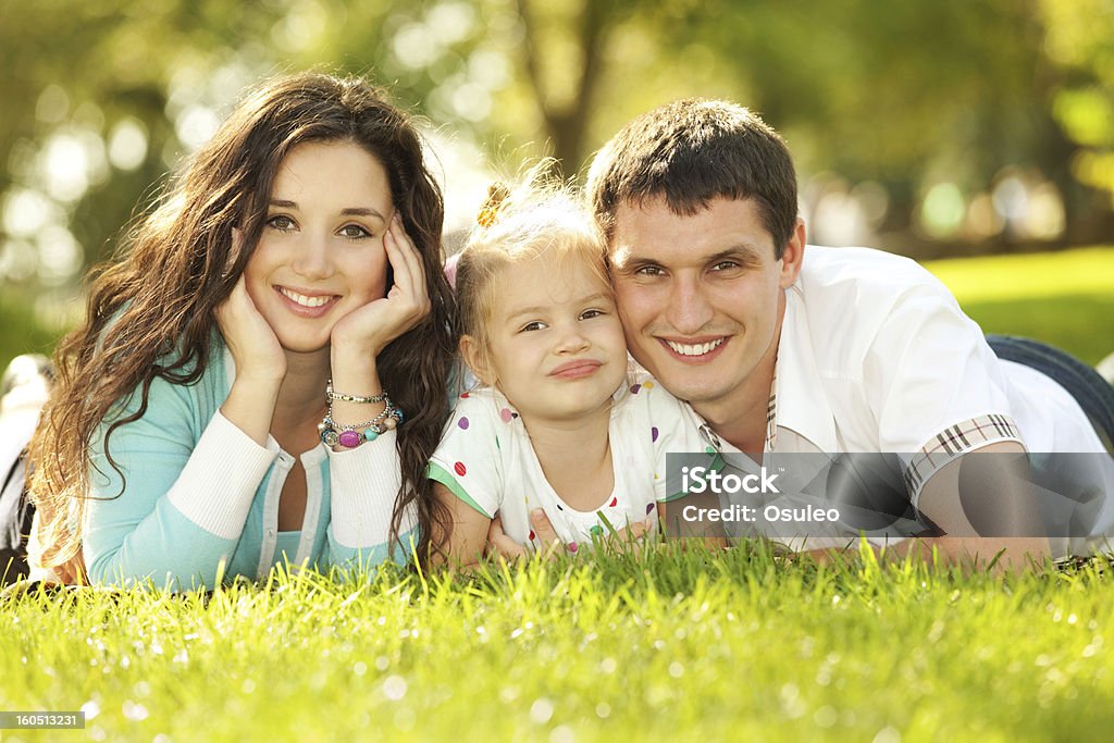 Feliz madre, Padre e hija en el parque - Foto de stock de Abrazar libre de derechos