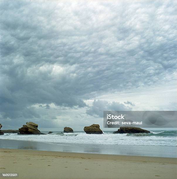 Samotny Plaży - zdjęcia stockowe i więcej obrazów Bez ludzi - Bez ludzi, Biały, Chmura