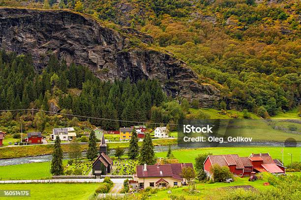 Típico Paisaje De Noruega Foto de stock y más banco de imágenes de Agricultura - Agricultura, Aire libre, Aldea