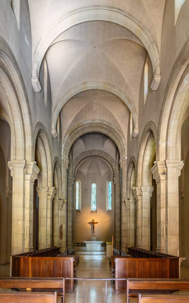 hauptschiff der kirche saint marie holy mary des klosters abbaye de lerins auf der insel saint honorat vor der küste von cannes in frankreich - church indoors inside of monastery stock-fotos und bilder