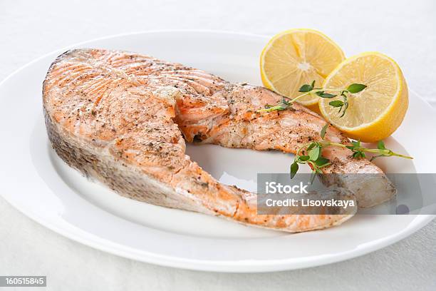 Bistecca Di Salmone - Fotografie stock e altre immagini di Alla griglia - Alla griglia, Bianco, Bistecca di manzo