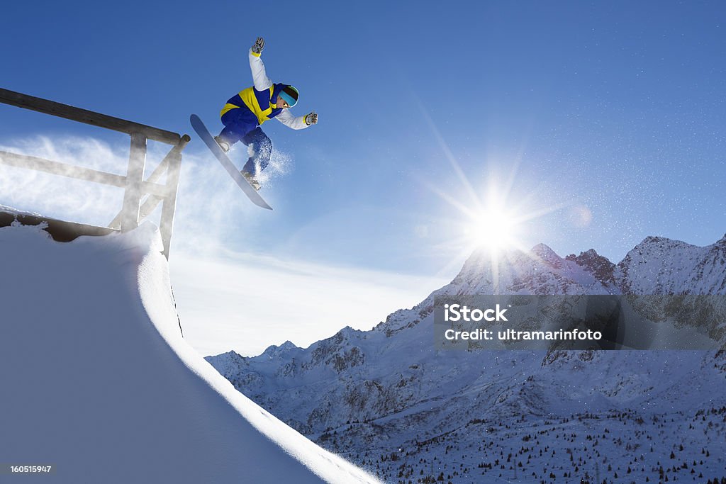 Freestyle Snowboarding em um salto - Foto de stock de Adulto royalty-free