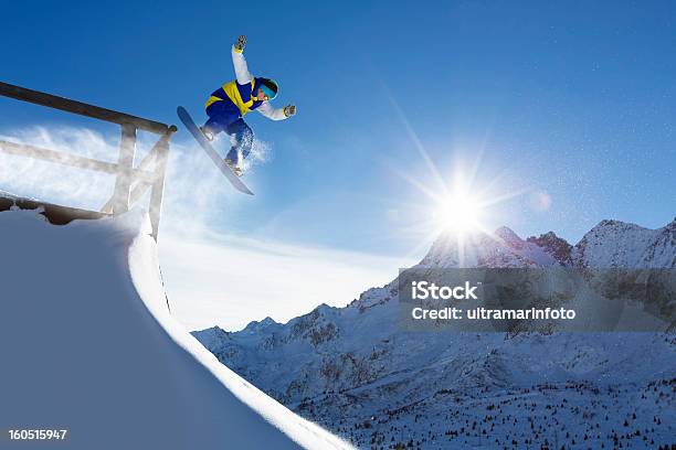 Foto de Freestyle Snowboarding Em Um Salto e mais fotos de stock de Adulto - Adulto, Atividade, Atividade Recreativa