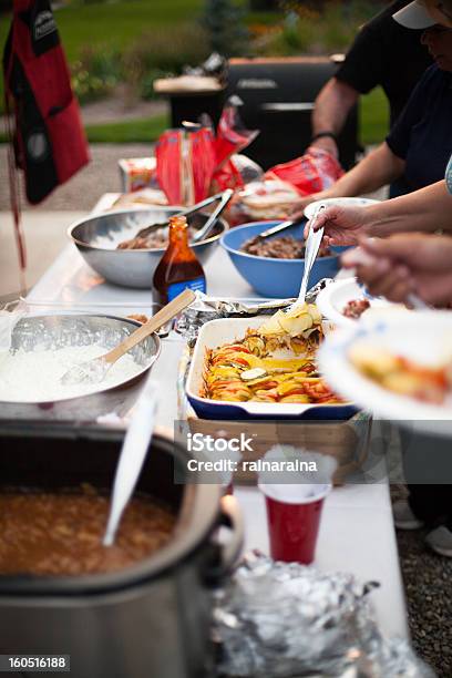 Bbq De Verão Ao Ar Livre Buffet Linha - Fotografias de stock e mais imagens de Esperar na fila - Esperar na fila, Buffet, Comida