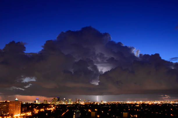 tempestade sobre a cidade - florida weather urban scene dramatic sky imagens e fotografias de stock