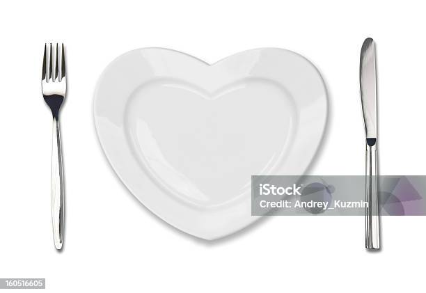 Placa En Forma De Corazón Cuchillo Y Tenedor Aislado En Blanco Foto de stock y más banco de imágenes de Símbolo en forma de corazón