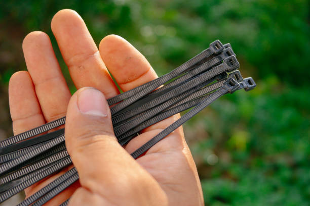 블랙 케이블 타이 - cable plastic zip ties computer cable 뉴스 사진 이미지