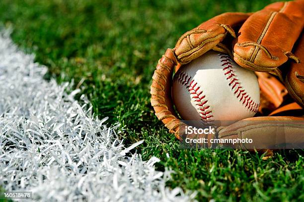 Nuovo Baseball In Guanto Lungo Fallo Linea - Fotografie stock e altre immagini di Baseball - Baseball, Palla da baseball, Campo da baseball
