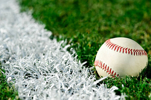 nuovo baseball in fallo linea - baseline foto e immagini stock