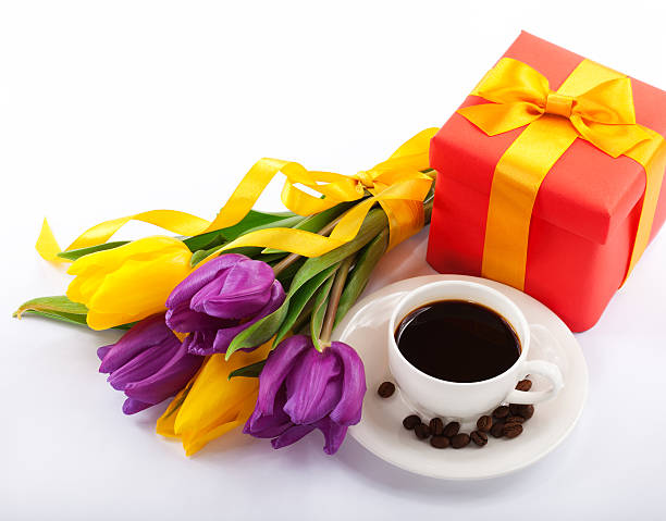 blumen und rot-geschenk-box. - coffee bean coffee flower ribbon stock-fotos und bilder