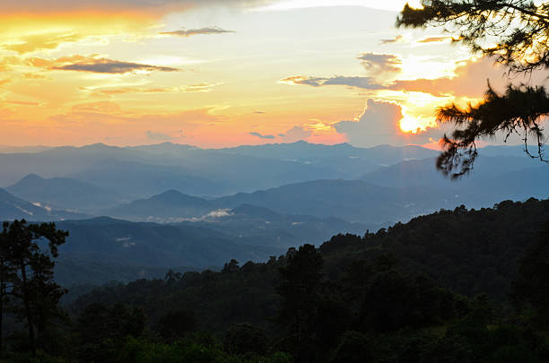 sunsets na montanha. - kesiya imagens e fotografias de stock