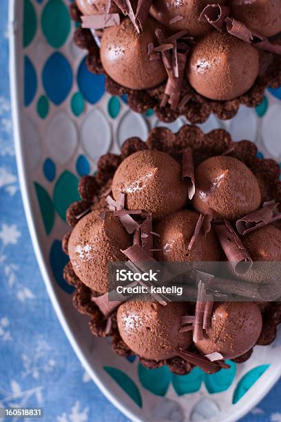 Tartas De Chocolate Foto de stock y más banco de imágenes de Al horno - Al horno, Alimento, Azul