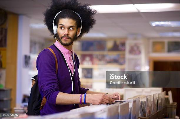 Foto de Navegando O Registro Shop e mais fotos de stock de Disco - Áudio analógico - Disco - Áudio analógico, Homens, Fazer Compras