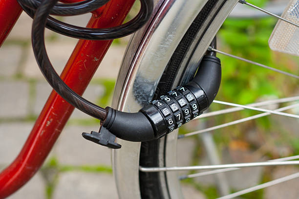 antivol de vélo - combination lock photos photos et images de collection