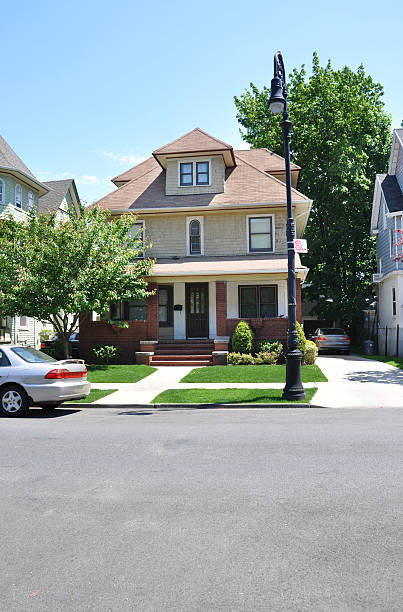 istock Suburban American Square Home 160519483