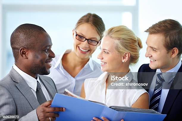 Foto de Trabalho Em Equipe e mais fotos de stock de Adulto - Adulto, Colega de trabalho, Colega de trabalho - Papel Humano