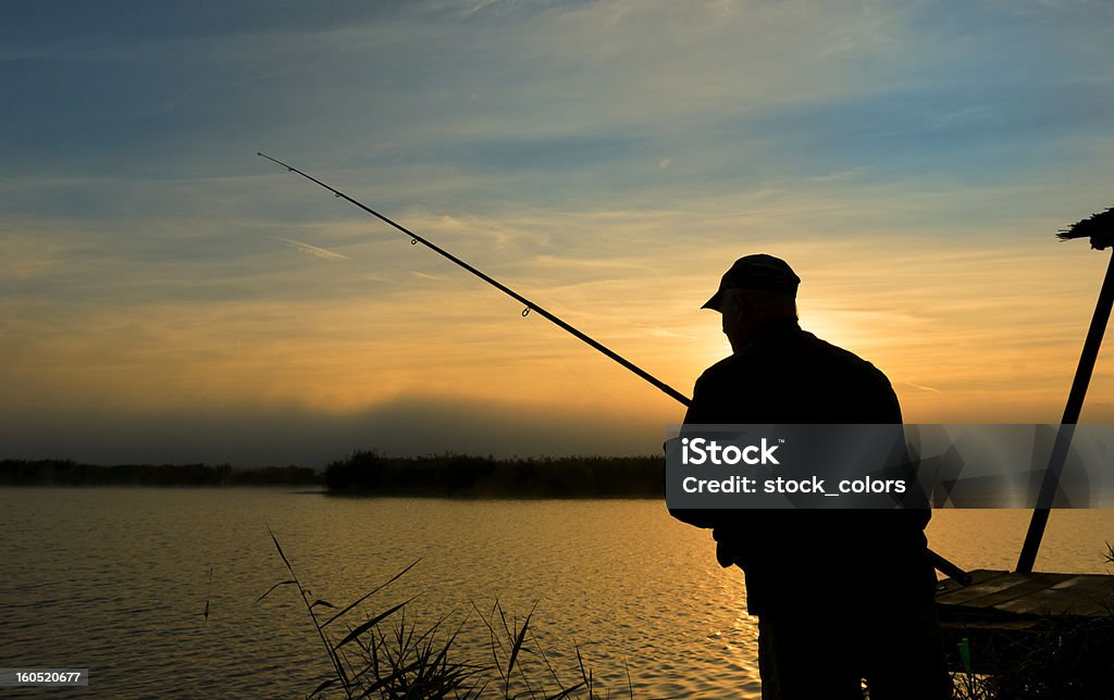 Hombre de pesca - Foto de stock de Actividad al aire libre libre de derechos