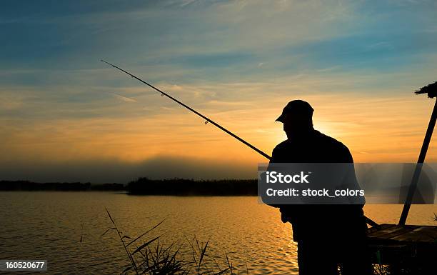 Hombre De Pesca Foto de stock y más banco de imágenes de Actividad al aire libre - Actividad al aire libre, Actividades recreativas, Adulto