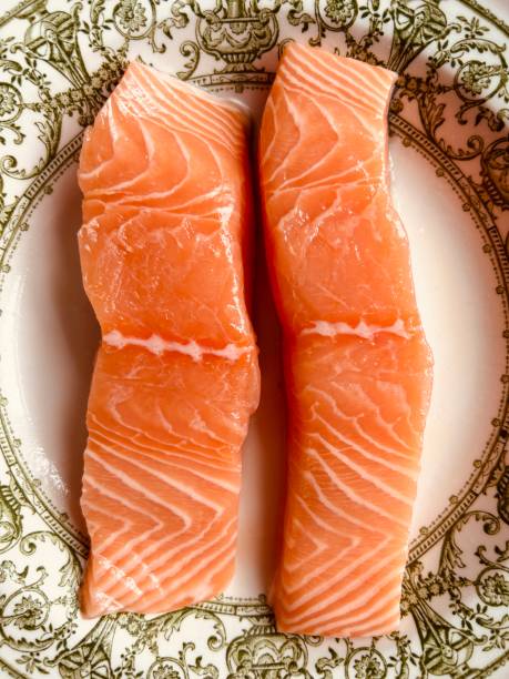 primer plano de dos filetes de salmón fresco. - vitamin d salmon fillet raw fotografías e imágenes de stock