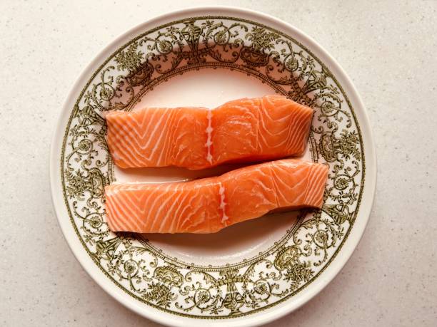 toma aérea de dos filetes de salmón fresco. - vitamin d salmon fillet raw fotografías e imágenes de stock