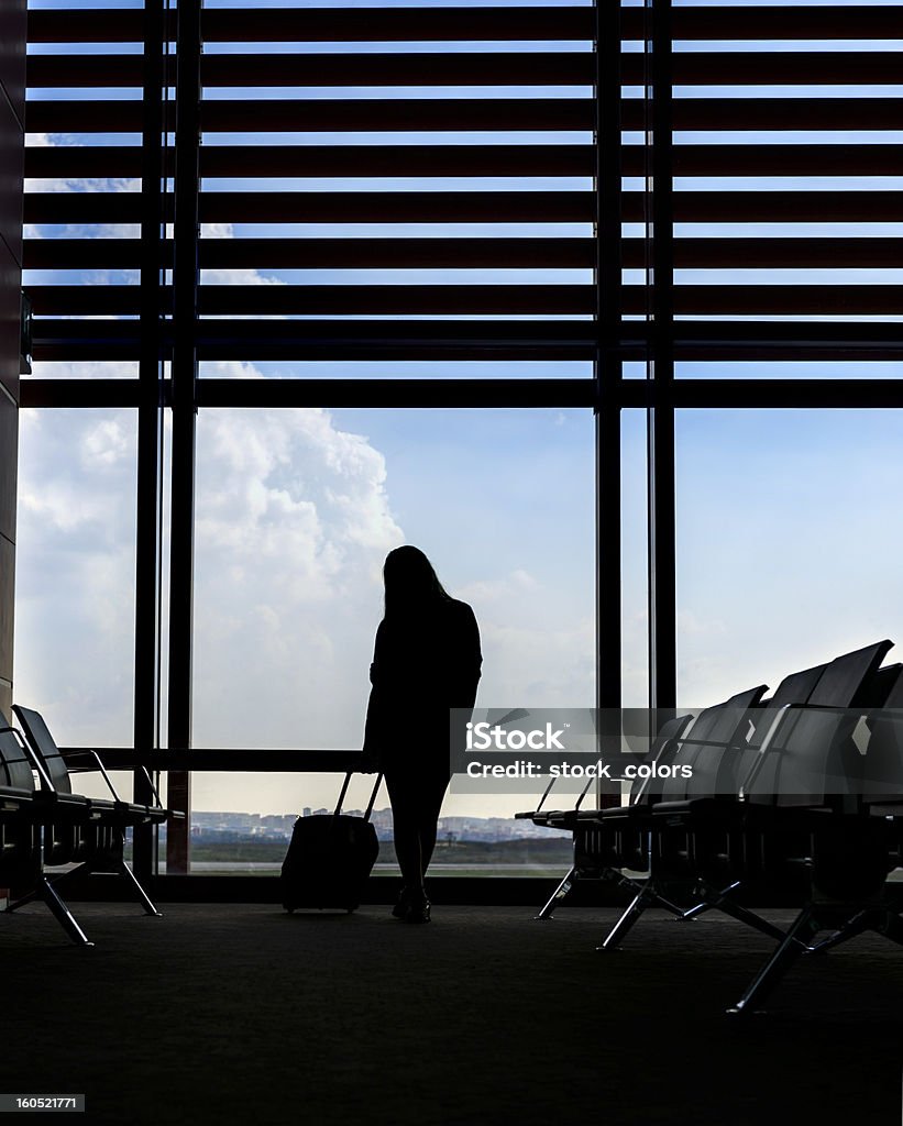 Mujer en el aeropuerto - Foto de stock de Aeropuerto libre de derechos