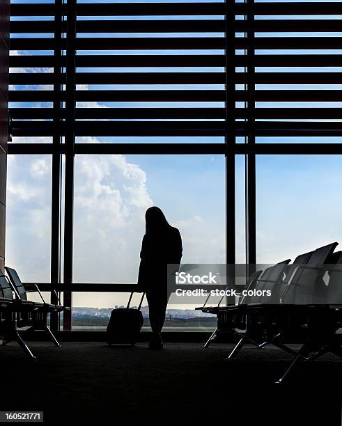 Mujer En El Aeropuerto Foto de stock y más banco de imágenes de Aeropuerto - Aeropuerto, 25-29 años, Contraluz