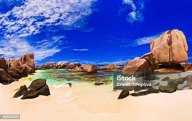 Spiaggia Tropicale A Seychelles - Fotografie stock e altre immagini di Acqua - Acqua, Ambientazione esterna, Castagna