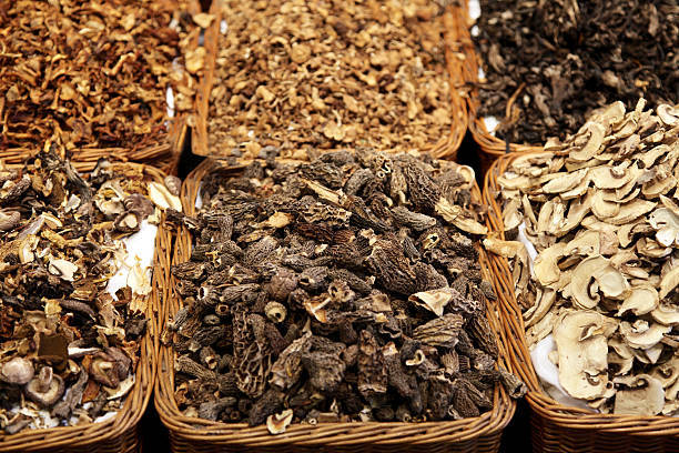 funghi per la vendita - shiitake mushroom mushroom dried food dried plant foto e immagini stock