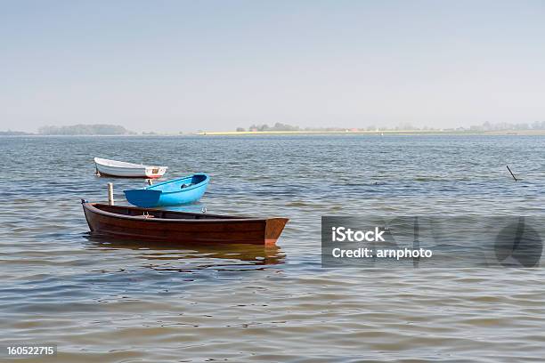 Foto de Vazio Dinghies e mais fotos de stock de Amarelo - Amarelo, Azul, Bote inflável