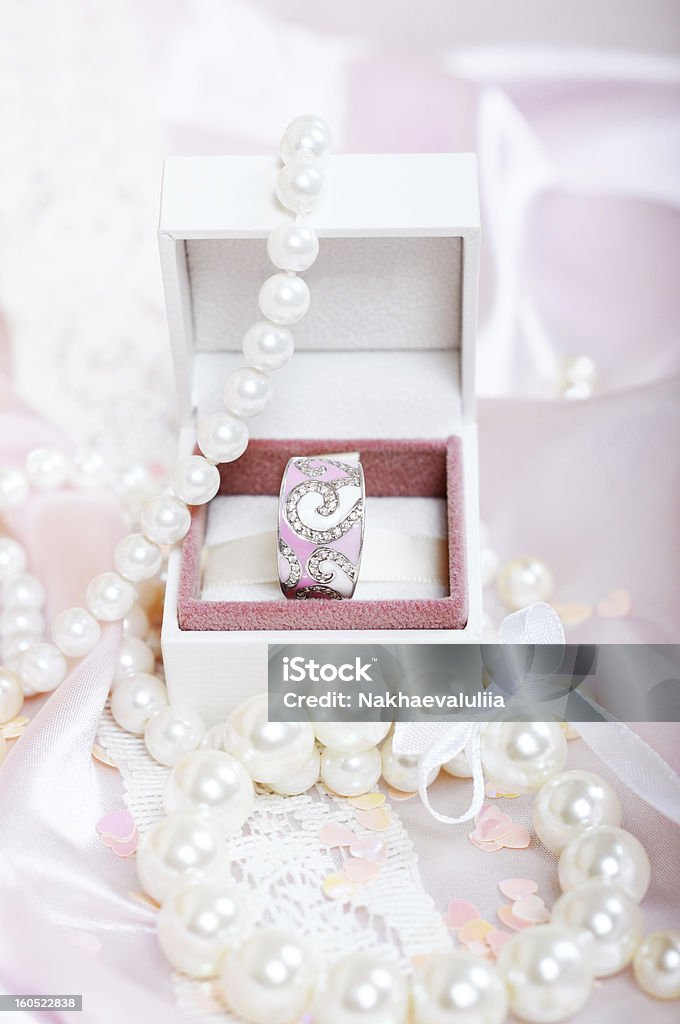 Cadeau boîte avec Bague en diamant - Photo de Argent libre de droits