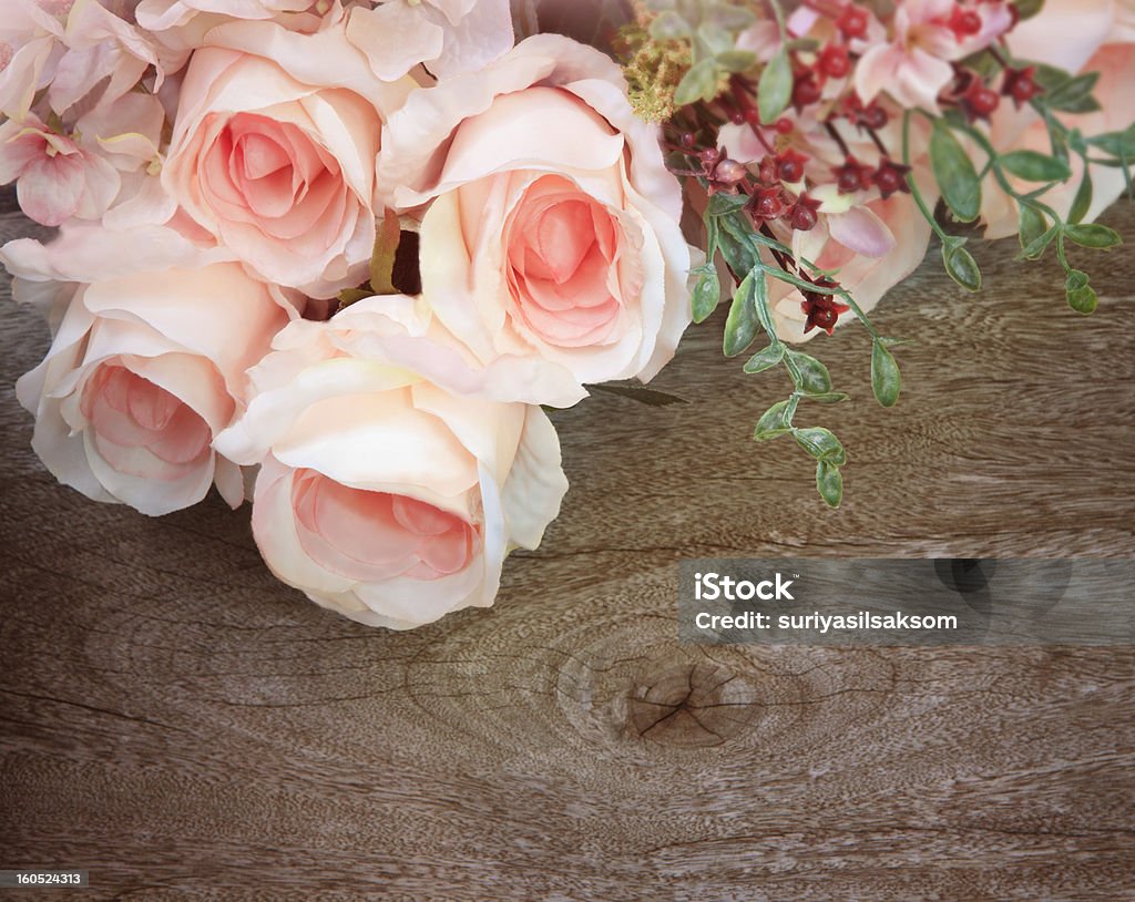 Plastique bouquet de roses sur fond en bois de texture - Photo de Artificiel libre de droits