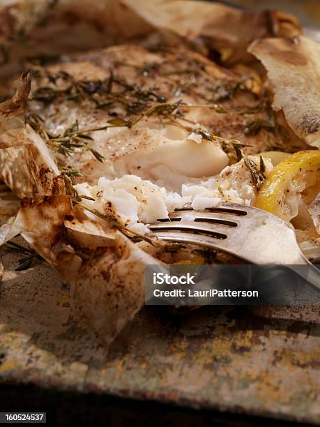 레몬색 허브 틸라피아 고기잡이 In 양피 종이 물고기에 대한 스톡 사진 및 기타 이미지 - 물고기, 백리향, 오븐 구이