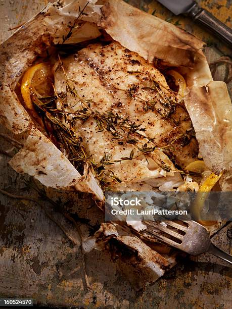 Limone Herb Tilapia Pesce Carta Di Pergamena - Fotografie stock e altre immagini di Tilapia - Tilapia, Rustico, Affogato - Cibo cotto