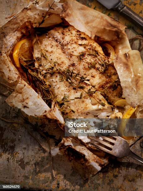 Cytryna Herb Tilapia Ryb W Papier Pergaminowy - zdjęcia stockowe i więcej obrazów Tilapia - Tilapia, Rustykalny, Bez ludzi