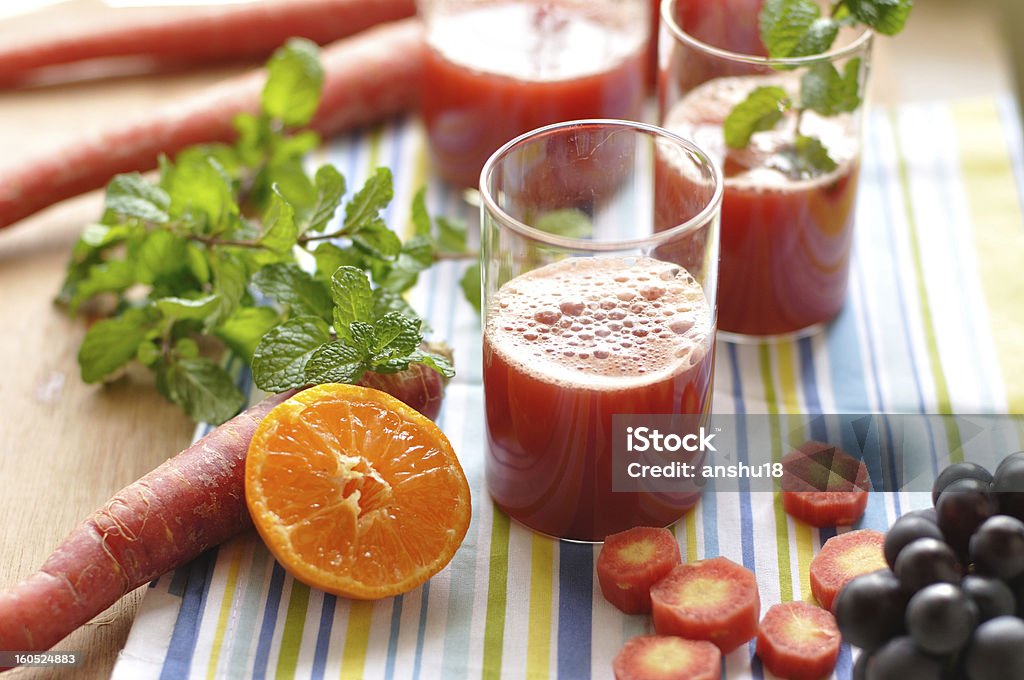 Rojas frescas zumo de zanahoria - Foto de stock de Comida sana libre de derechos