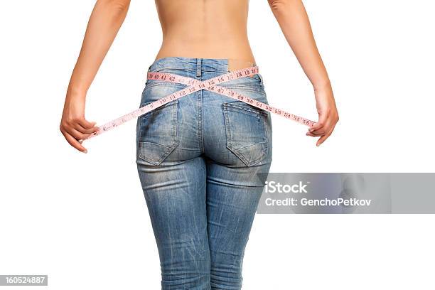 Foto de Mulher Medindo Seu Wais e mais fotos de stock de Adulto - Adulto, Corpo humano, Cuidado com o corpo
