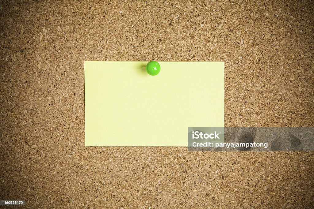 Bordo di sughero con note giallo - Foto stock royalty-free di Affari