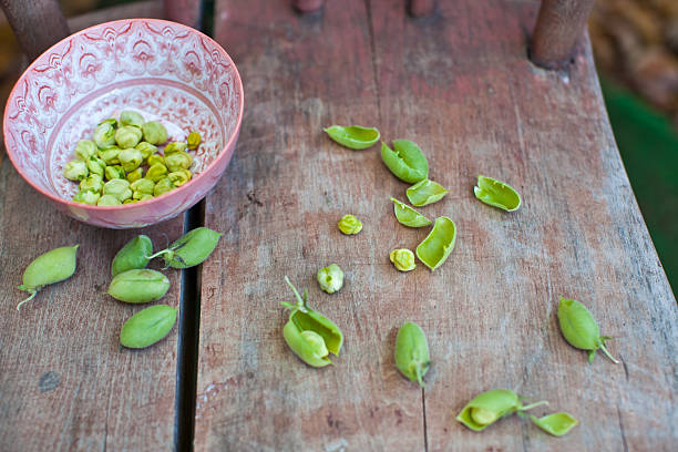 Verde los garbanzos en ampollas en la superficie de madera. - foto de stock