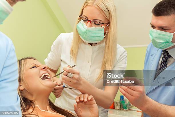 Presso Il Dentista - Fotografie stock e altre immagini di Adulto - Adulto, Ambulatorio dentistico, Apparecchiatura odontoiatrica