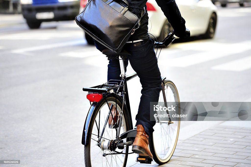 Homme avec sac à vélo en mouvement - Photo de Vélo libre de droits