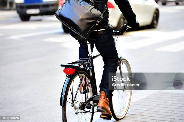 Photo libre de droit de Homme Avec Sac À Vélo En Mouvement banque d'images et plus d'images libres de droit de Vélo - Vélo, Faire du vélo, Ville - Milieu urbain