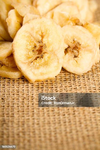 Chips De Banana - Fotografias de stock e mais imagens de Alimentação Saudável - Alimentação Saudável, Amontoar, Aniagem de Cânhamo