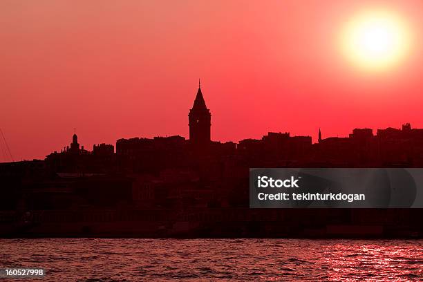 Torre De Gálata Silueta En Estambul Turquía Foto de stock y más banco de imágenes de Aire libre - Aire libre, Arquitectura, Contraluz