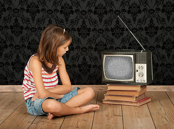 menina assistir tv - television little girls retro revival watching tv - fotografias e filmes do acervo