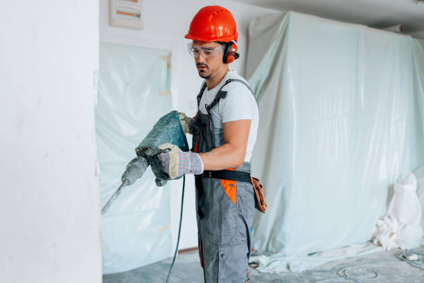 istock Skillful action in apartment under renovation 1605284234