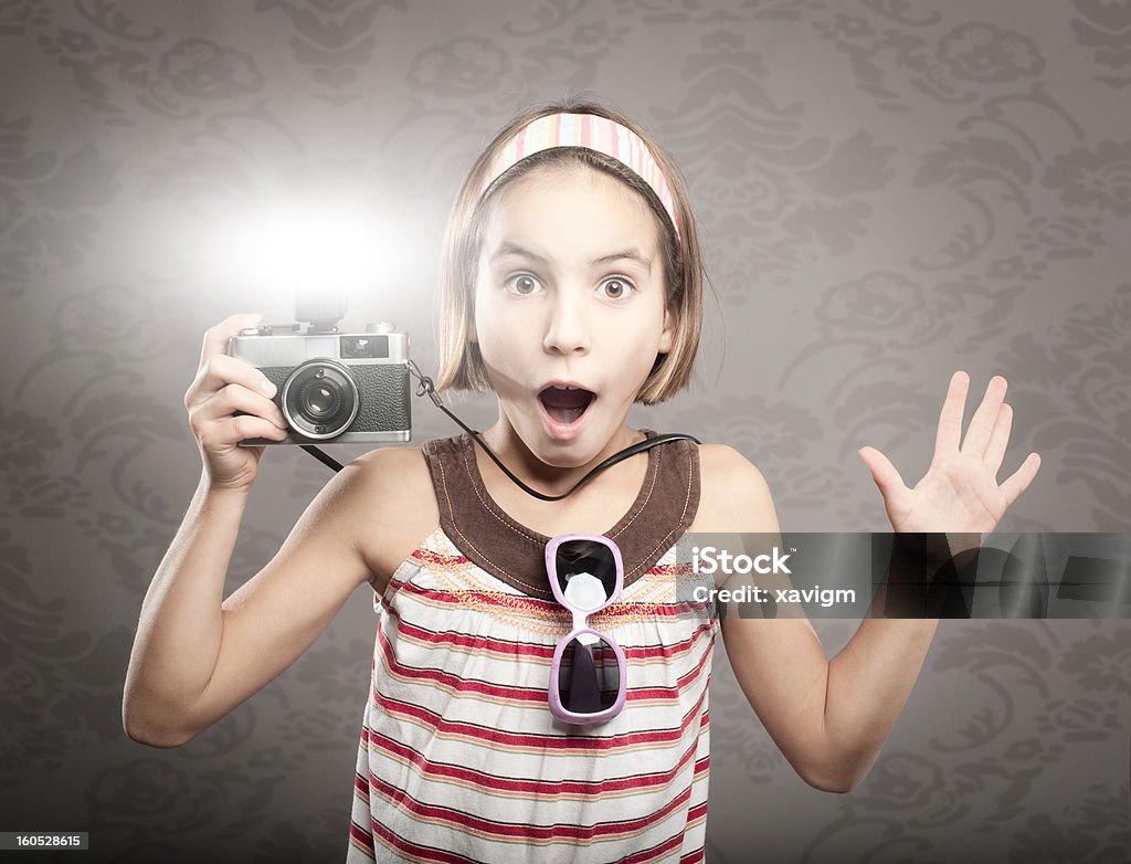 Маленькая девочка, держа ретро камеры - Стоковые фото 8-9 лет роялти-фри