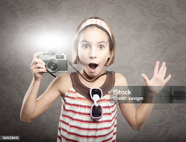 Маленькая Девочка Держа Ретро Камеры — стоковые фотографии и другие картинки 8-9 лет - 8-9 лет, В помещении, Веселье