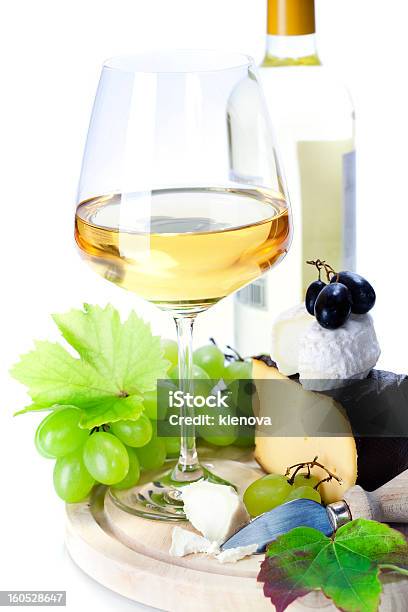 Weißen Wein Und Käse Stockfoto und mehr Bilder von Blatt - Pflanzenbestandteile - Blatt - Pflanzenbestandteile, Block - Form, Feinkostgeschäft